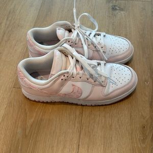 Lightly worn Nike dunks.